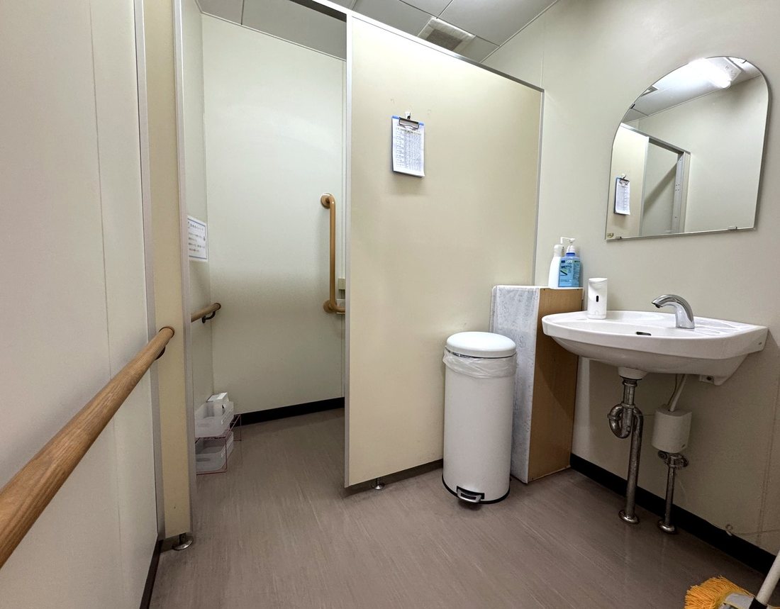多目的トイレの手すり